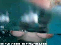 MILF Kendra Kox memberikan blowjob pada kontol hitam besar di bawah air