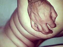 Amatørvideo af stedmødre med store bryster og cumshot uden kondom