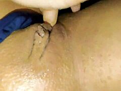 Amatérská indická maminka si honí svá velká prsa a masturbuje na posteli