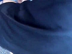 En smal tjej får en offentlig spruta på rumpan i en hemlagad video