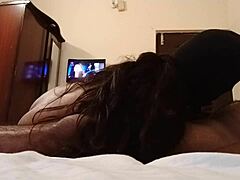عشاق الكلية الهندية يمارسون الجنس البري في غرفة فندق