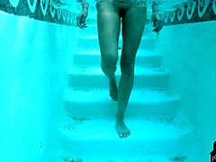 Grote borsten Latina mama Brett Barletta pronkt met haar lichaam in een zwembad