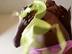 Exotická zralá žena si hraje s kundičkou pomocí sexuální hračky