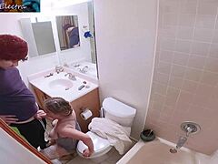 ¡La madrastra madura en el baño recibe un creampie de su hijastro!