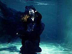 Η Arya Granders απολαμβάνει σαγηνευτική υποβρύχια παράσταση σε πισίνα