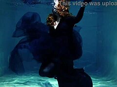 Arya Granders viettelevä vedenalainen esitys uima-altaassa