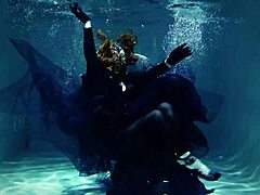 Ария Грандърс съблазнително подводно изпълнение в басейн
