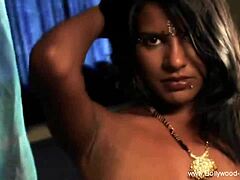 Aranyos indiai anyuka kézimunkát ad amatőr videóban
