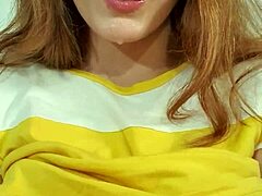 Jolie MILF aux seins naturels devient coquine dans une vidéo selfie