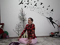 Maman européenne avec un gros cul devient coquine en cours de yoga