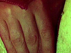 Mamičin solo posnetek od blizu: čutna masturbacijska seansa z brezdlakimi milfami