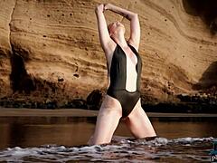 MILF-babe Jasmin Furry stripper ned til sit lingeri på stranden for Playboy