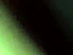 Milfs maduras com bumbum de bolha e olhos azuis brilham em um vídeo de sexo anal não circuncidado