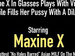 Asiatiska MILF Maxine X njuter av lite solo lek med leksaker i badrummet