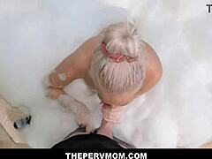 Blond mamma fångas i badkaret - POV - Brook Page