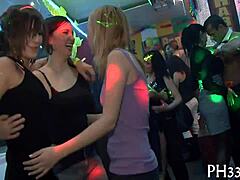Un couple mature joue à des jeux hardcore lors d'une fête de sexe pour adultes
