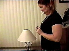 Une étudiante brune avale une charge de sperme dans une vidéo hardcore
