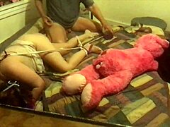 집에서 만든 BDSM 비디오: Hannah Horn과 Auntie Panda가 2부에서 그들의 노예를 지배합니다