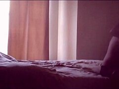 Η μαμά και η κόρη συμμετέχουν στο πρωινό σεξ σε βίντεο υψηλής ευκρίνειας