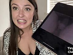 MILF babe ydmyger små pikke i webcam solo video