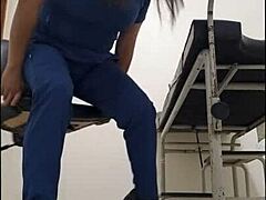 Enfermera colombiana se entrega al porno casero en el trabajo, luciendo su vagina húmeda