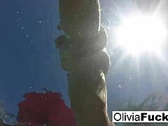 Блондинка-МИЛФ Оливия наслаждается игрой в голом бассейне
