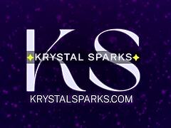 MILF Krystal Sparks encara dois paus grandes e goza em um trio quente