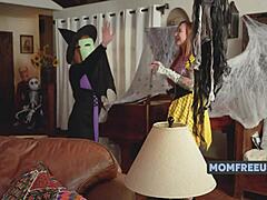 Mamma får gratis användning och tabubelagd action i Halloween-video