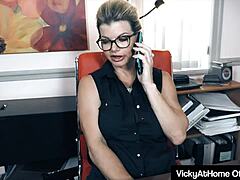 Rijpe secretaresse Vicky Vette stapt uit op het werk voor haar baas