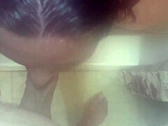 Storbröstad tjej städar i duschen och får en spruta i ansiktet