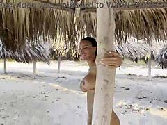 Tmavovláska milf Monika Fox predvádza svoje nahé telo v oceáne a na pláži