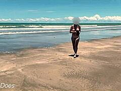 Os seios grandes de uma mulher saltam em público enquanto ela joga futebol nu na praia
