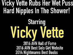 MILF Vicky Vette puhuu likaa ja esittelee suuria pilluhuuliaan