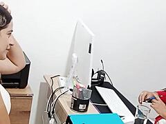 Mamma ed io: Un video fatto in casa di coppie che vede una coppia con le tette grosse e una ragazza sexy con il culo grosso