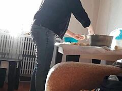 Stesøster gir en blowjob mens stemoren lager mat - Moden og stesøsteren i aksjon