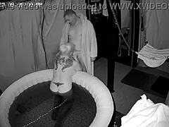 Isteri blonde amatur menikmati zakar besar dalam tab mandi panas