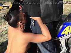 Layla Perez fa un pompino profondo a Don Whoes in una scena bollente in moto. Non perdere questo video piccante!