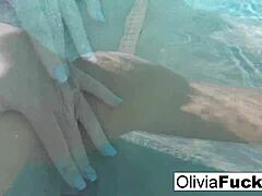 La MILF Olivia se entrega al juego en solitario bajo el agua