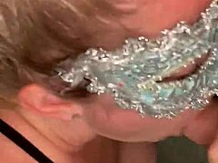 زوجة مفلس مع ثقب يعطي الجنس عن طريق الفم ويبتلع نائب الرئيس في الفيديو الهواة