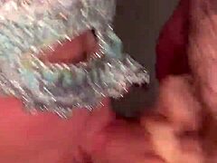 Piercingli dolgun göğüslü karısı amatör bir videoda oral seks yapıyor ve spermi yutuyor