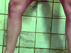 Piercet milf-kone bruger dobbelt dildoer til solo brusebad leg