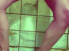 Przebita milf żona używa podwójnych dildo do solowej zabawy pod prysznicem