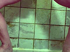 Piercet milf-kone bruger dobbelt dildoer til solo brusebad leg