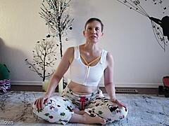 Зрелая брюнетка практикует йогу на зрелых с натуральными сиськами