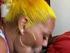 Mulher loira madura faz um boquete em Las Vegas com uma boca cheia de porra