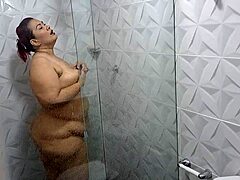 Moden dame med en stor røv nyder et brusebad