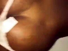 Mama matură africană se bucură de fundul mare al unei negrese