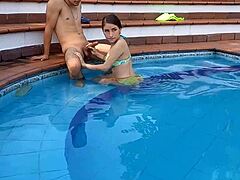 La lección de natación de mi hermanastra se convierte en una sesión de sexo salvaje con corrida
