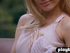 Kleine blonde milf Zhenya Belayas fotoshoot in de buitenlucht met onthullende kleding