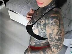 Melody Radfords, o MILF tatuată senzual, are o performanță ademenitoare